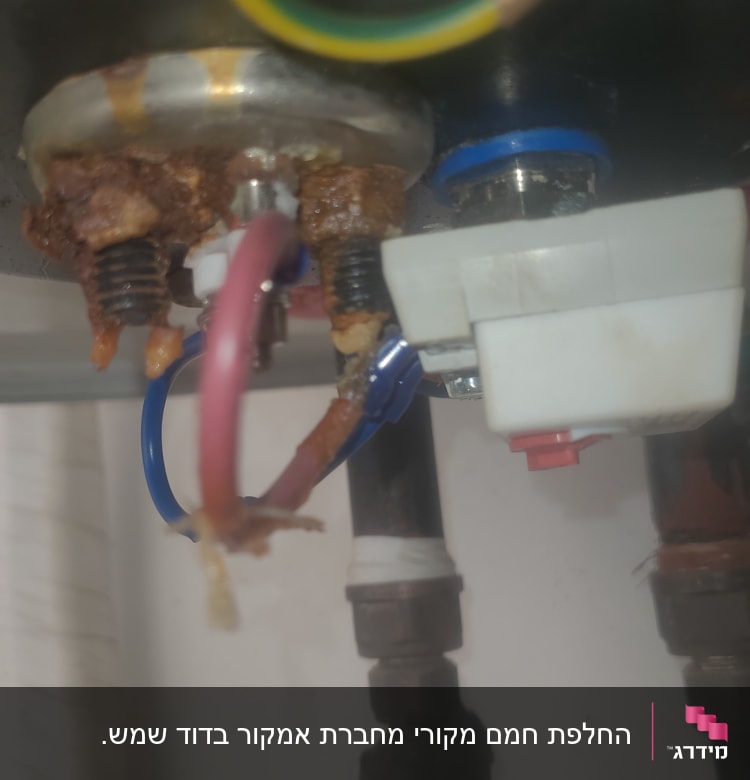 חיבורים חשמליים עם חלודה על דוד שמש